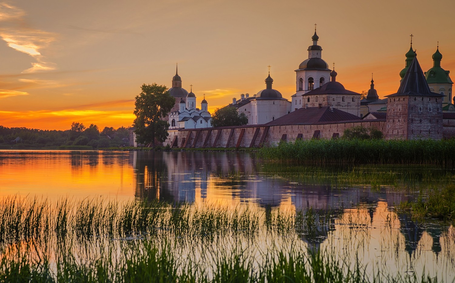 uploads/6_Kirillowo_Blick_auf_das_Kloster_Kirillo-Belozersky_vom_See.jpg