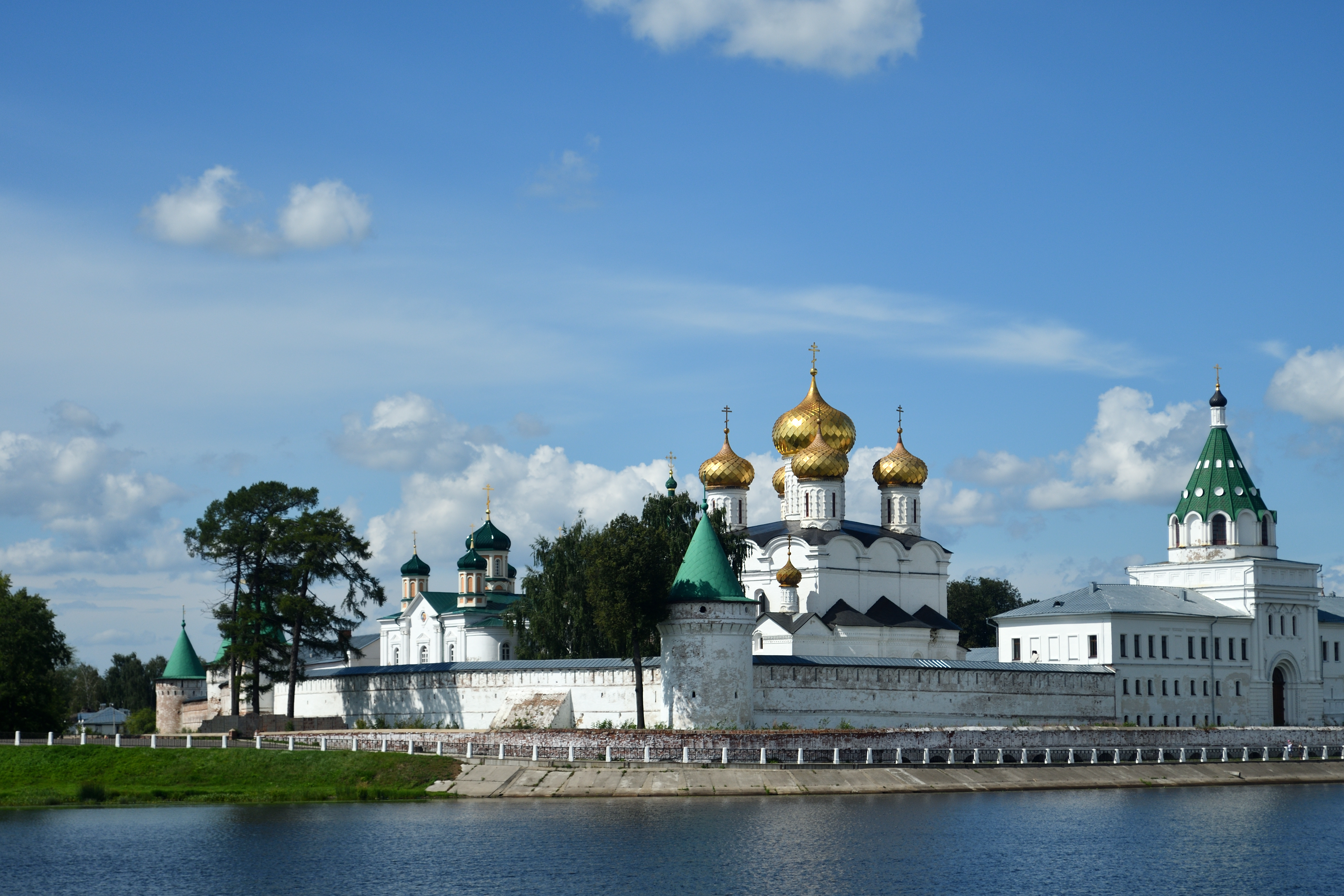uploads/7_Kloster_Ipatiev_in_Kostroma.jpg